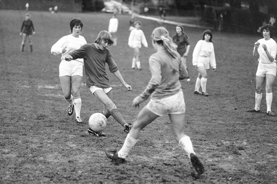 Женский футбол в середине ХХ века