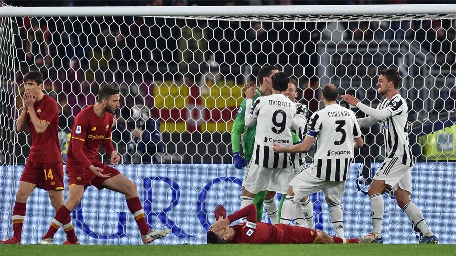 Игроки Ювентуса празднуют забитый мяч в ворота Ромы