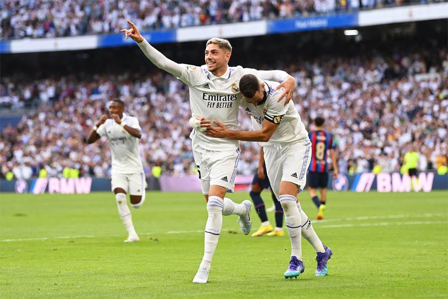 Игроки Реала празднуют забитый мяч в ворота Барселоны