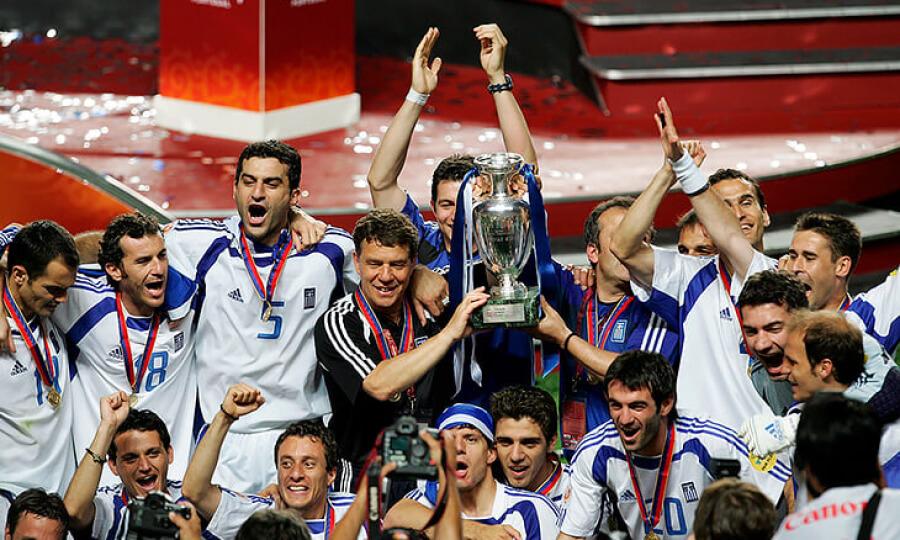 Сборная Греции празднует чемпионство